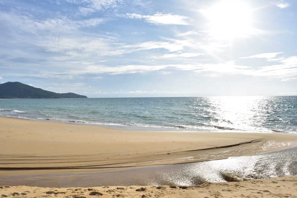 หาดไม้ขาวในช่วงคลื่นลมแรงซัดสาดหาดทรายจนเกิดแอ่งน้ำ