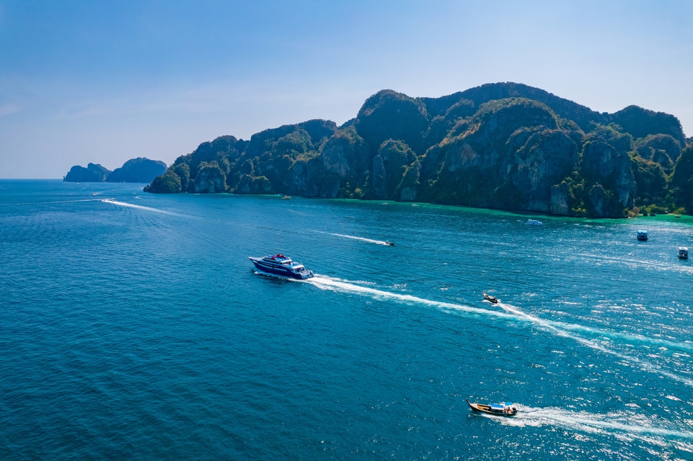 นั่งเรือข้ามจากกระบี่หรือภูเก็ต ไปเกาะพีพี