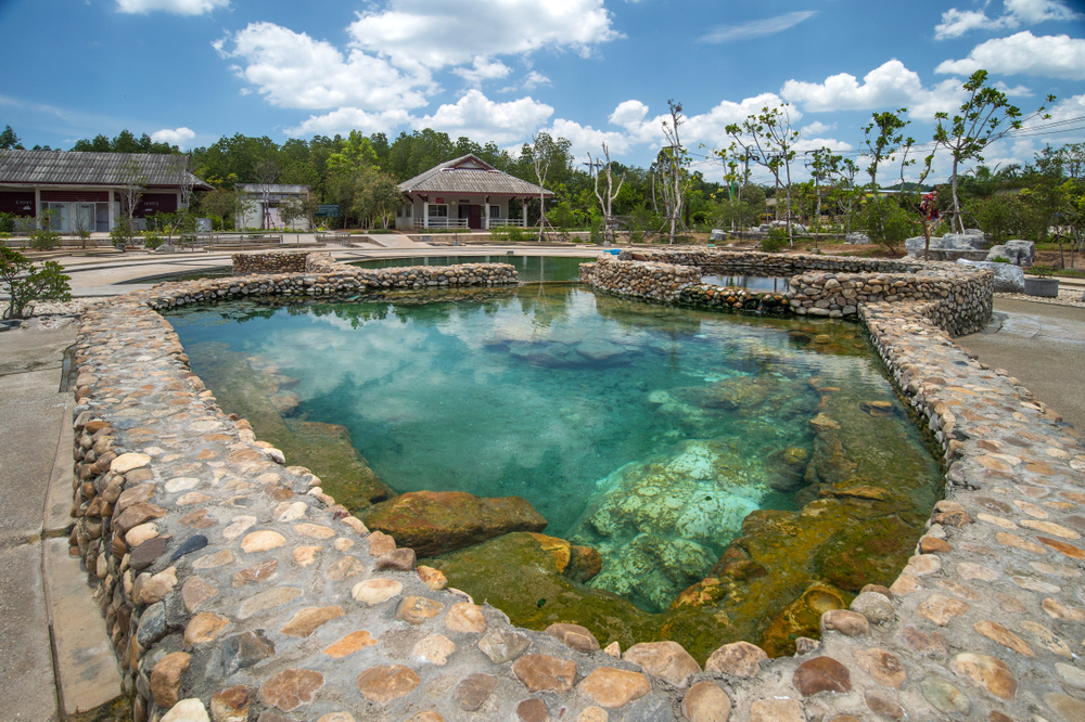 น้ำพุร้อนเค็ม คลองท่อม จังหวัดกระบี่ ที่เที่ยวผู้สูงอายุ