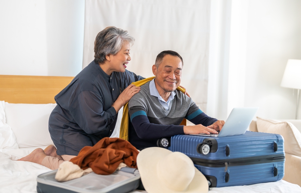 ผู้สูงอายุเก็บกระเป๋าก่อนออกเดินทางเที่ยวด้วยเครื่องบิน