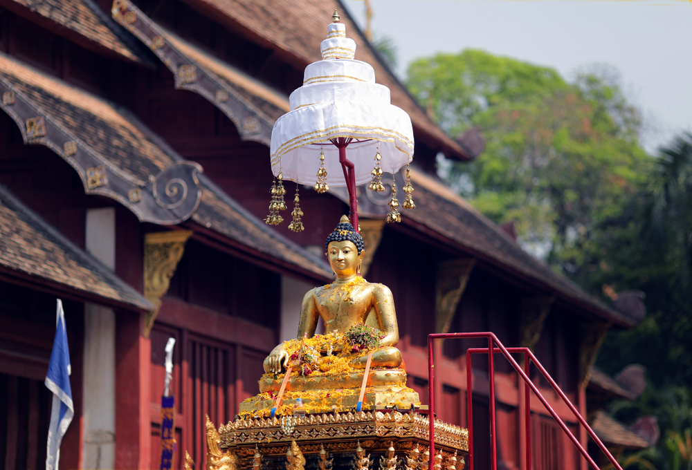 เที่ยวสงกรานต์เชียงใหม่ ในงานพิธีแห่พระพุทธสิหิงค์ วัดพระสิงห์วรมหาวิหาร