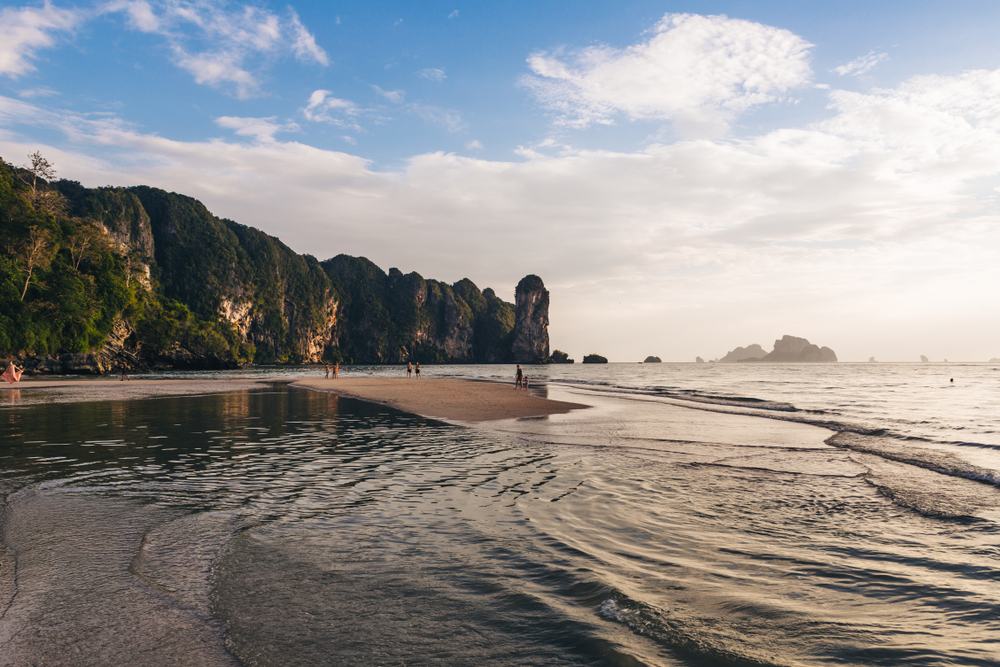 อ่าวนาง ท่ามกลางบรรยากาศโรแมนติกช่วงพระอาทิตย์ตกดิน