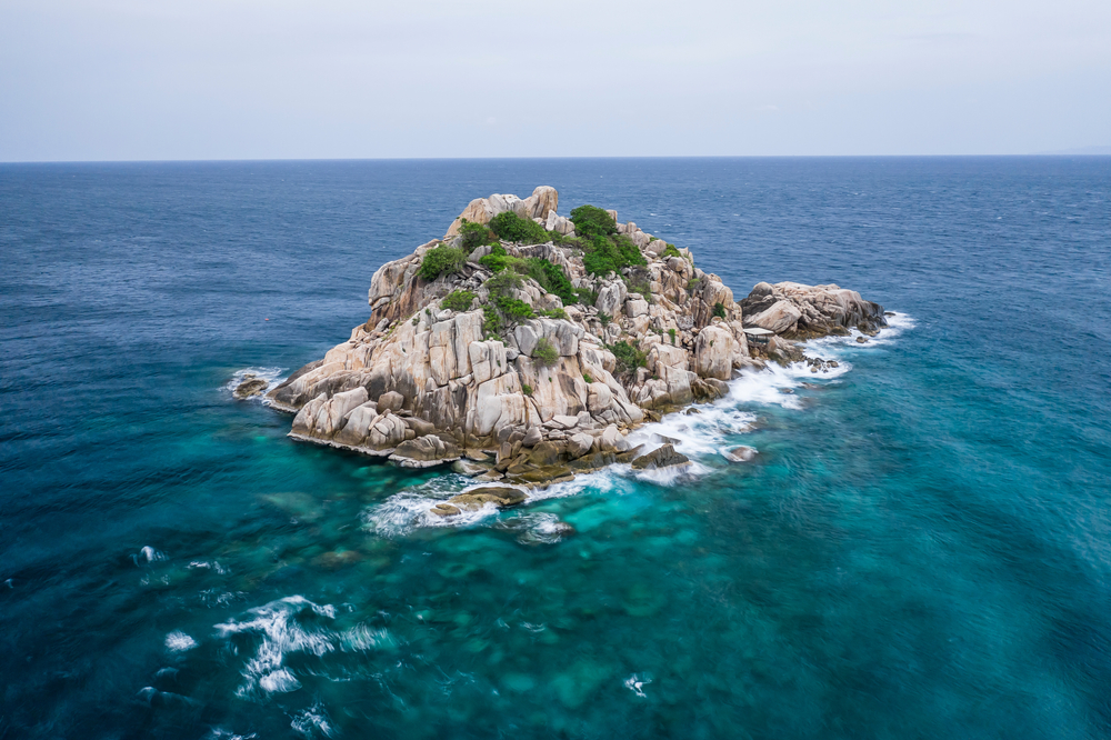 กงทรายแดง (Shark Island) จุดดำน้ำตื้นที่เกาะเต่า จังหวัดสุราษฎร์ธานี