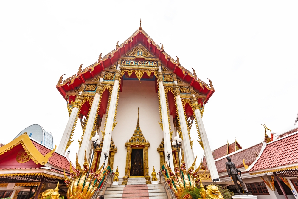 ไหว้พระขอพรเรื่องเงิน โชคลาภ ที่วัดอาวุธวิกสิตาราม กรุงเทพฯ