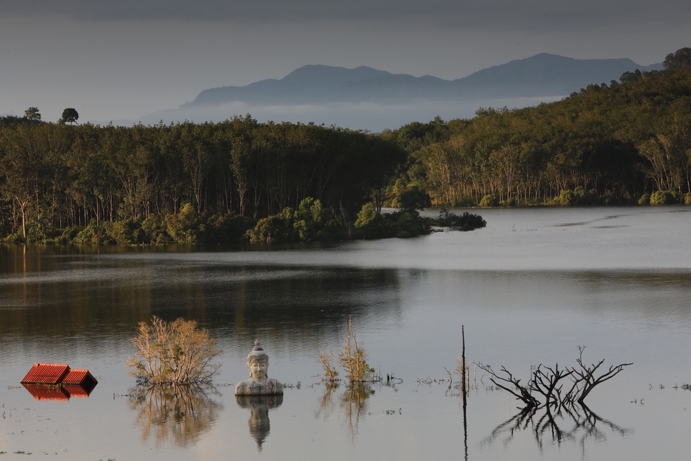 พระจมน้ำ หรือพระพุทธสิริภูวดลมงคลชัย ที่เที่ยวตราดแบบไม่ข้ามเกาะ