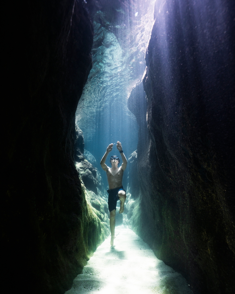 ถ้ำแสงใต้น้ำของอ่าวหินวง (Hin Wong Bay) จุดดำน้ำลึกที่เกาะเต่า จังหวัดสุราษฎร์ธานี