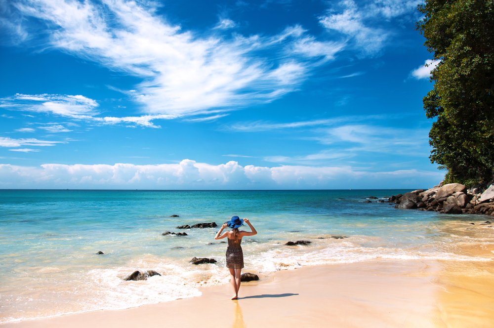 หญิงสาวเที่ยวหาดกะรน จังหวัดภูเก็ต