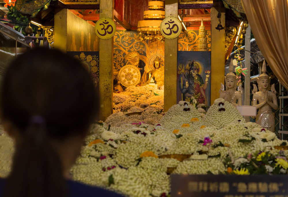 สักการะหลวงพ่อทันใจ ที่วัดพระธาตุดอยคำ