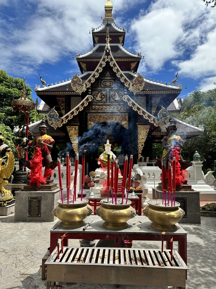 ไหว้พระขอพรเรื่องเงิน โชคลาภ ที่ม่อนกุเวร อุทยานมหาราชท้าวเวสสุวรรณ จันทมงคลสถาน จังหวัดเชียงใหม่