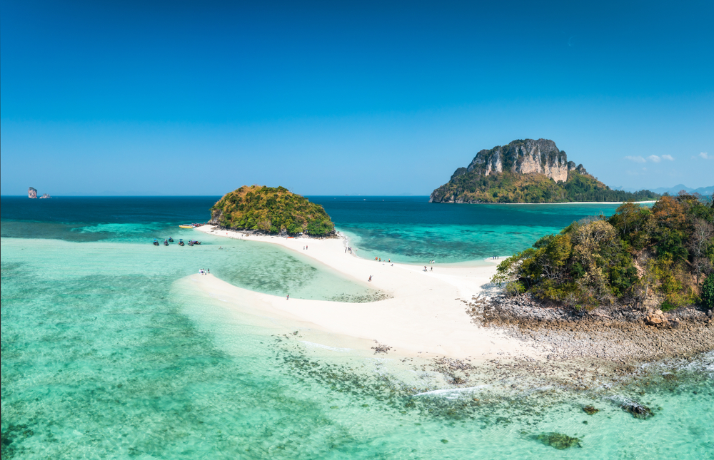 เกาะทะเลแหวกที่เชื่อมเกาะทับ เกาะหม้อ เกาะไก่ เกาะปอดะ ใกล้อ่าวนาง จังหวัดกระบี่