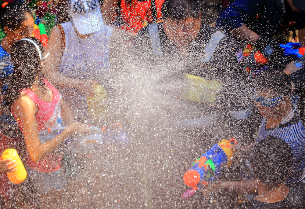 เที่ยวสงกรานต์เชียงใหม่ เน้นเล่นน้ำที่ถนนห้วยแก้ว