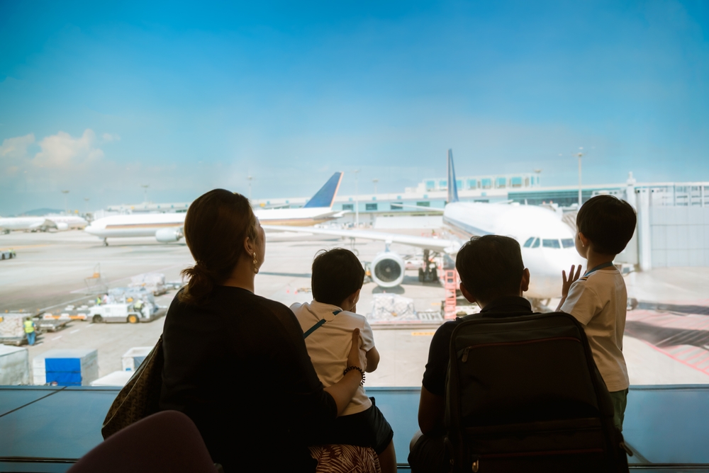 ครอบครัวเดินทางไปเที่ยวด้วยการนั่งเครื่องบิน