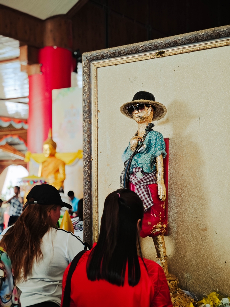 สักการะไอ้ไข่ที่วัดเจดีย์