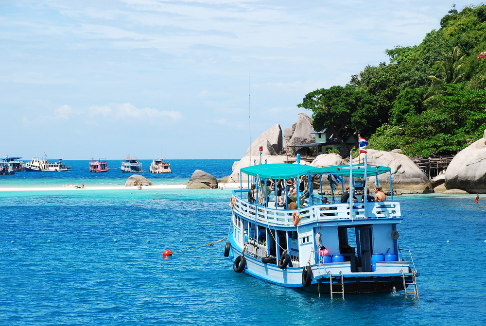 เรือไม้ใหญ่สองชั้นเดินทางจากเกาะสมุยไปยังเกาะเต่าและเกาะนางยวน