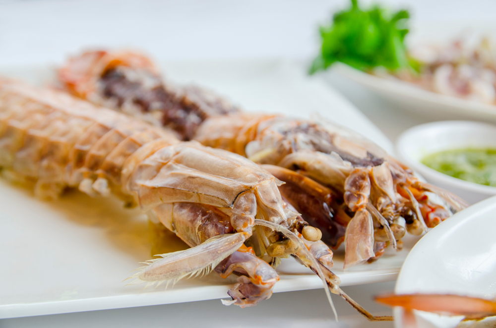 กั้งแก้วนึ่ง ของทานเมืองตราด ในช่วงลมตะโก้ (เดือนกันยายน-พฤศจิกายน)