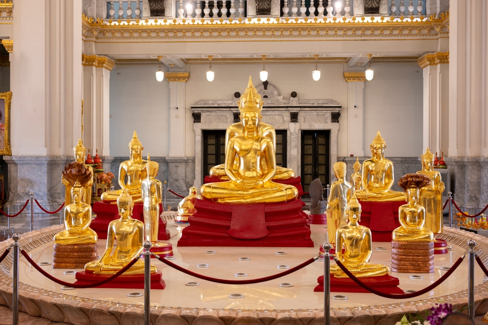 หลวงพ่อโสธรและองค์พระบริวาร ในพระอุโบสถ ณ วัดโสธรวรารามวรวิหาร