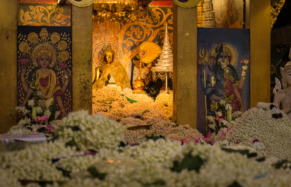 ไหว้พระขอพรเรื่องงานกับหลวงพ่อทันใจ ที่ วัดพระธาตุดอยคำ จังหวัดเชียงใหม่