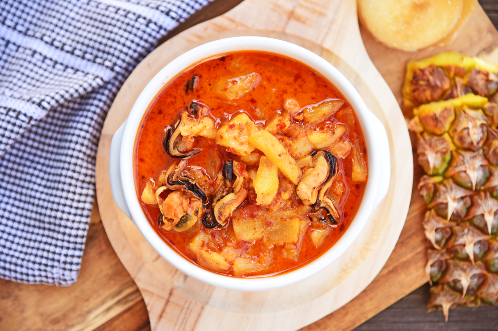 แกงคั่วสับปะรดตราดสีทอง ของทานเมืองตราด ในช่วงลมว่าว (เดือนธันวาคม-กุมภาพันธ์)