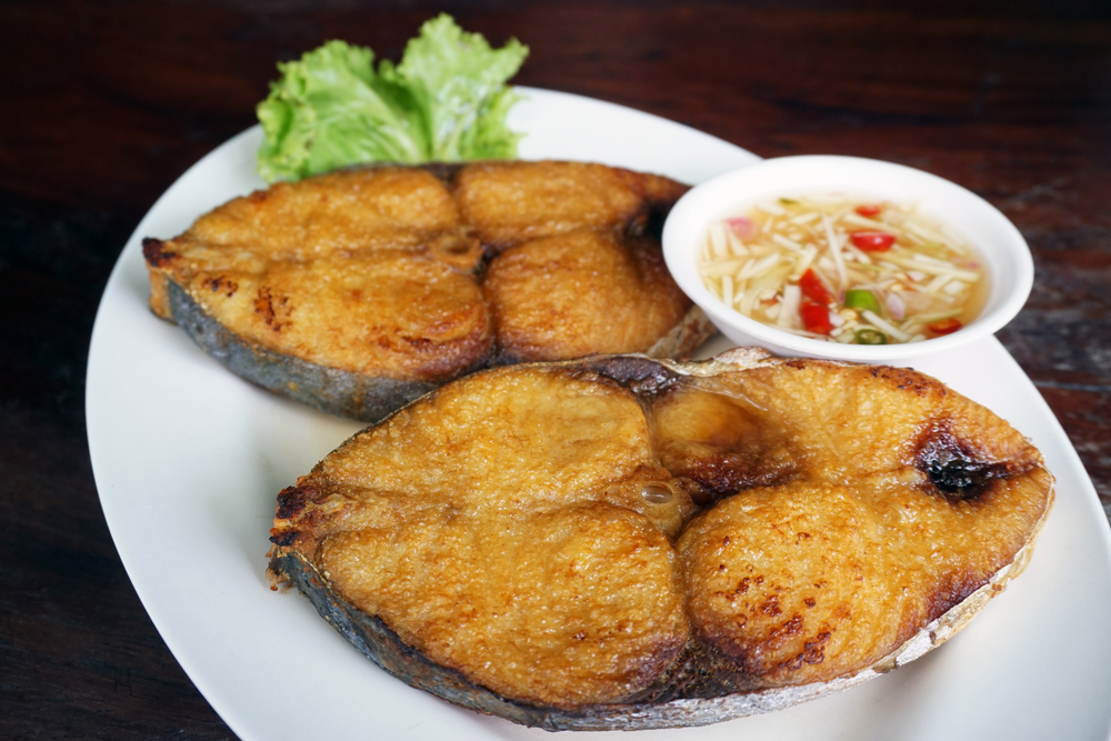 ปลาอินทรีทอดน้ำปลา ของทานเมืองตราด ในช่วงลมว่าว (เดือนธันวาคม-กุมภาพันธ์)