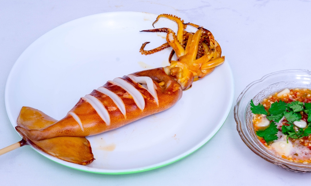 หมึกไข่ย่าง ของทานเมืองตราด ในช่วงลมว่าว (เดือนธันวาคม-กุมภาพันธ์)