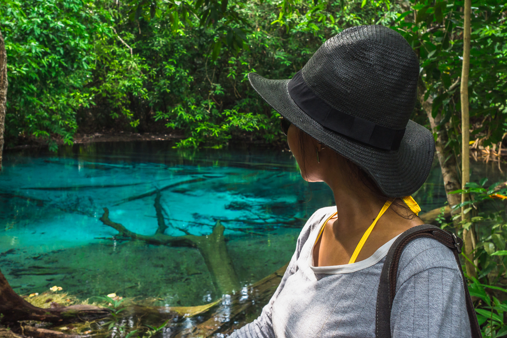 หญิงสาวเที่ยวชมสระมรกต จังหวัดกระบี่ ในช่วงเวลาที่ดีที่สุด