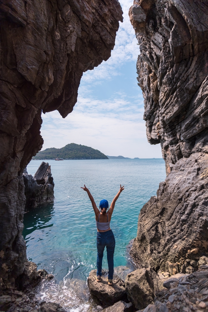 แหลมถ้ำพัง บริเวณถ้ำทะลุ ที่เกาะสีชัง จังหวัดชลบุรี