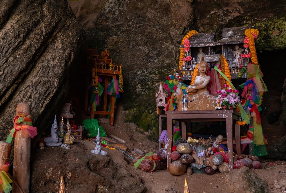 ไหว้พระขอพรเรื่องงานที่ศาลถ้ำพระนาง จังหวัดกระบี่