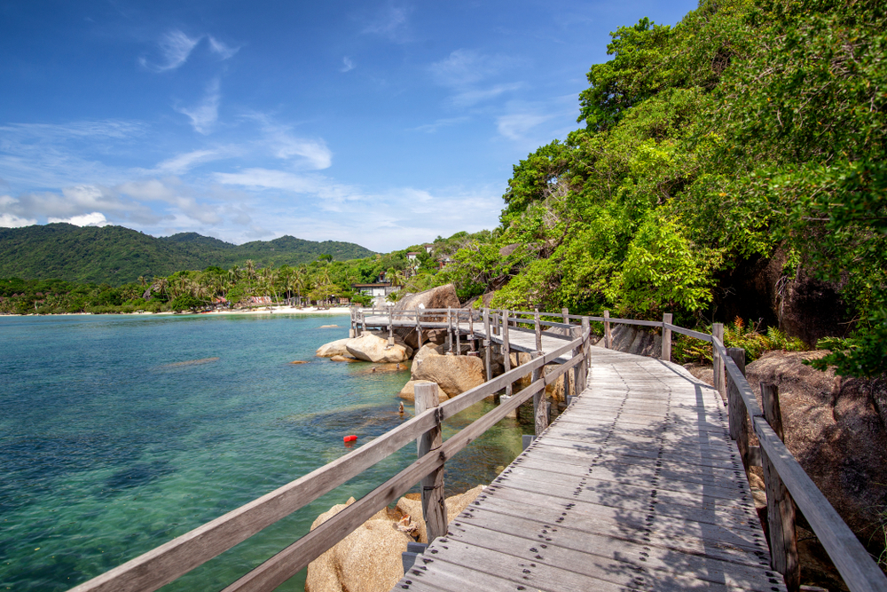 สะพานไม้หาดลีลา เกาะพะงัน จังหวัดสุราษฎร์ธานี