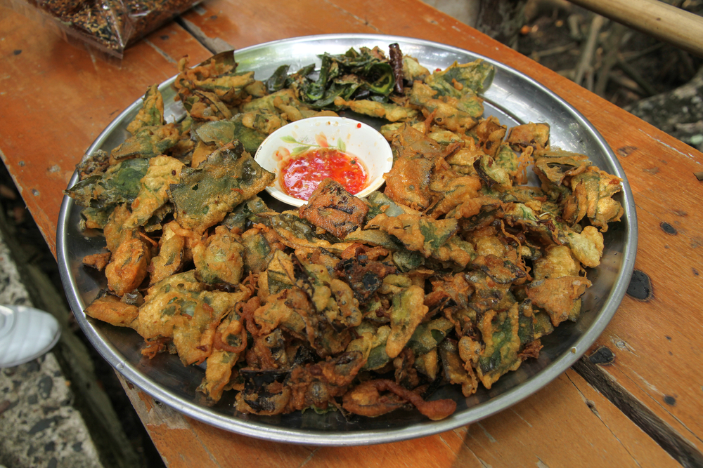 บโกงกางชุบแป้งทอด และชาร้อยรู ของทานเมืองตราด ในช่วงลมตะวันตก (เดือนมิถุนายน-สิงหาคม)