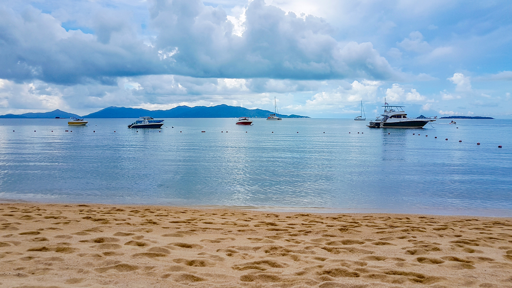 Bo Phut Beach with speed boats