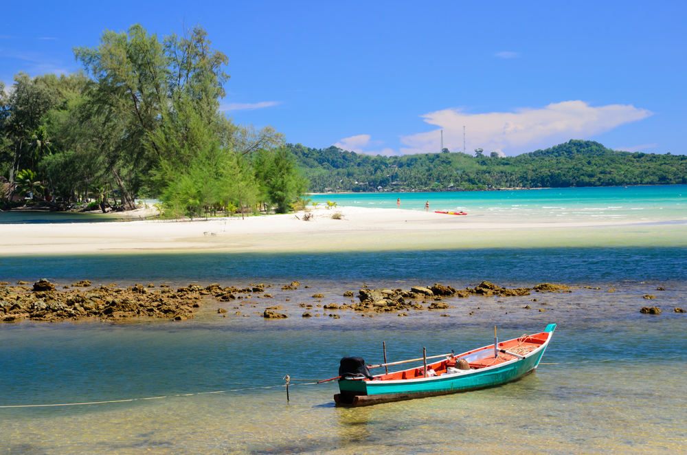 จุดบรรจบระหว่างคลองและหาดคลองเจ้า เกาะกูด จังหวัดตราด