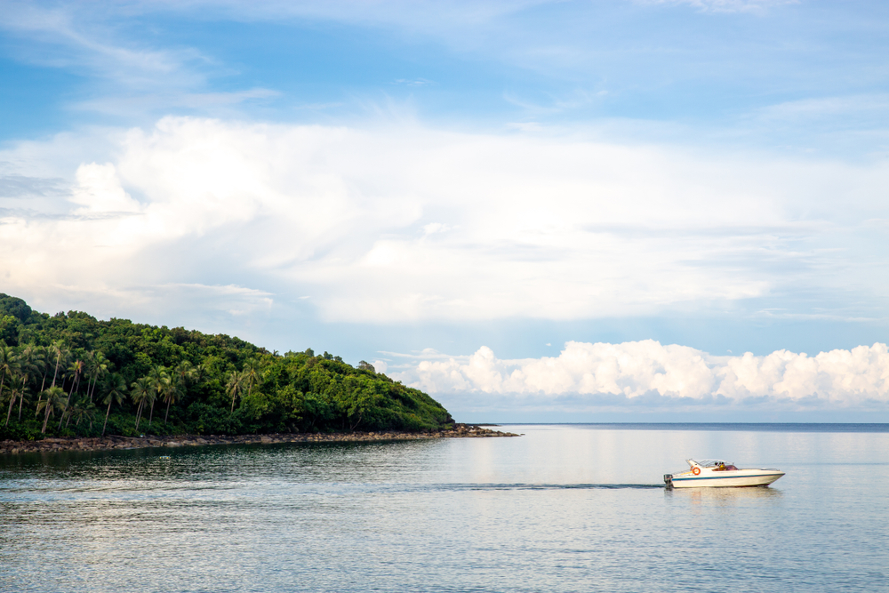 นั่งเรือข้ามฟากสู่เกาะกูด ที่ท่าเรือแหลมศอก จังหวัดตราด