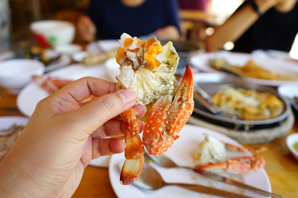 หาดราไวย์ จังหวัดภูเก็ต คว้าอันดับ 8 จุดหมายสายกิน (Airbnb 2025 Summer Travel Trends)