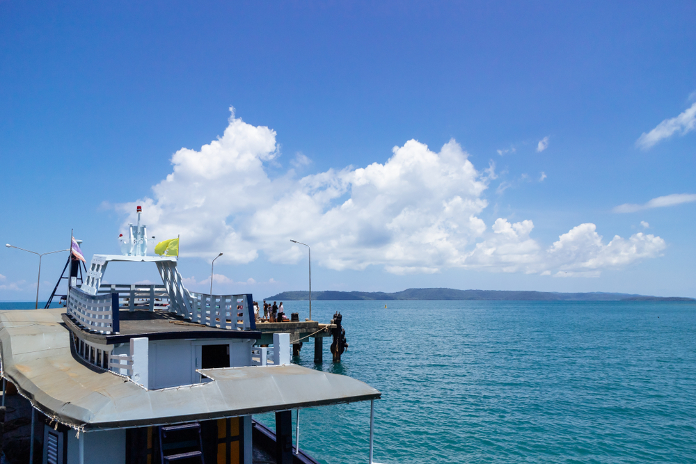 นั่งเรือข้ามฟากสู่เกาะหมาก ที่ท่าเรือแหลมศอก จังหวัดตราด