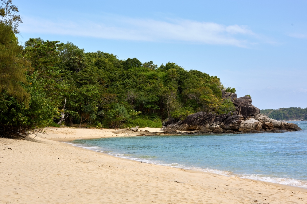 หาดแสงชัย ที่เที่ยวใกล้หาดราไวย์ จังหวัดภูเก็ต