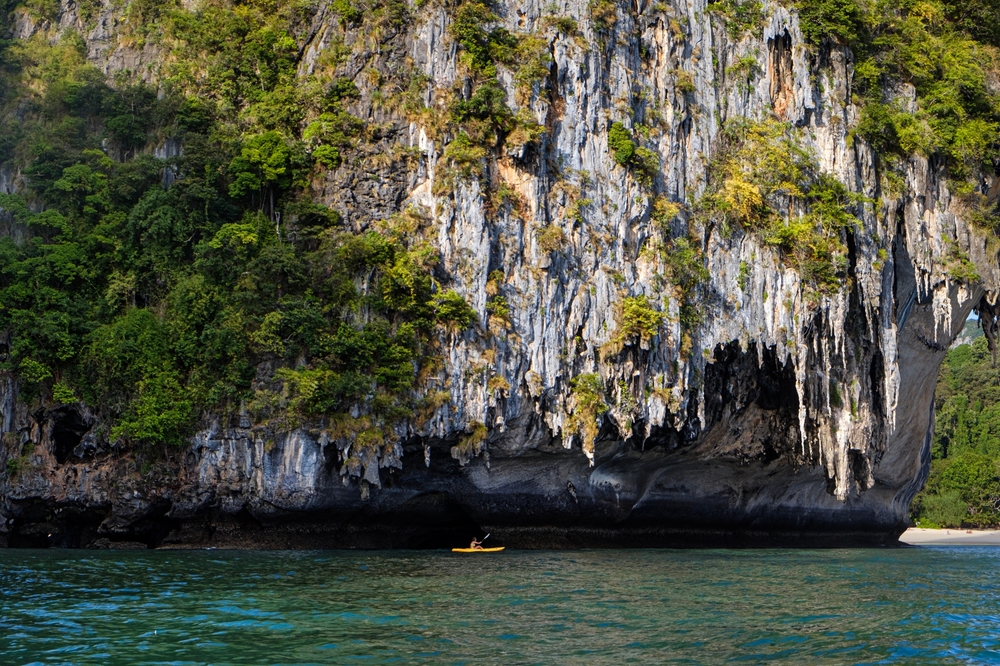 ชายหาดและกิจกรรมทางน้ำ ไฮไลต์ห้ามพลาดบนหาดถ้ำพระนาง จังหวัดกระบี่