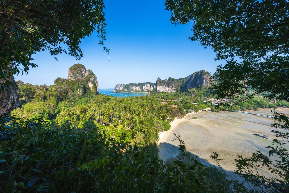 จุดชมวิวหาดไร่เลย์ จุดไฮไลต์ที่ไม่ควรพลาด ใกล้หาดถ้ำพระนาง จังหวัดกระบี่