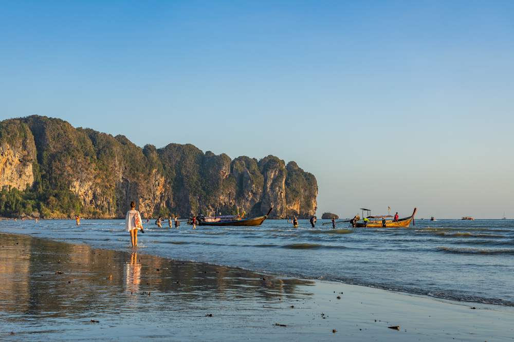 หาดอ่าวนาง จุดไฮไลต์ที่ไม่ควรพลาด ใกล้หาดถ้ำพระนาง จังหวัดกระบี่