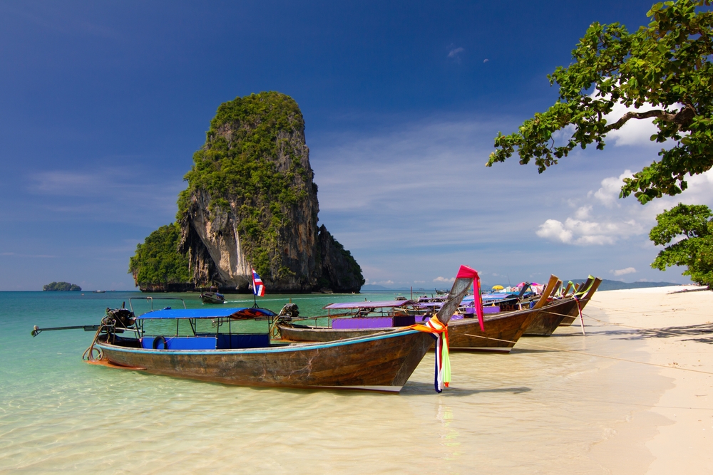 หลังจากลงเรือที่หาดไร่เลย์ตะวันตก เดินไปยังหาดไร่เลย์ตะวันออกและเชื่อมสู่หาดถ้ำพระนาง