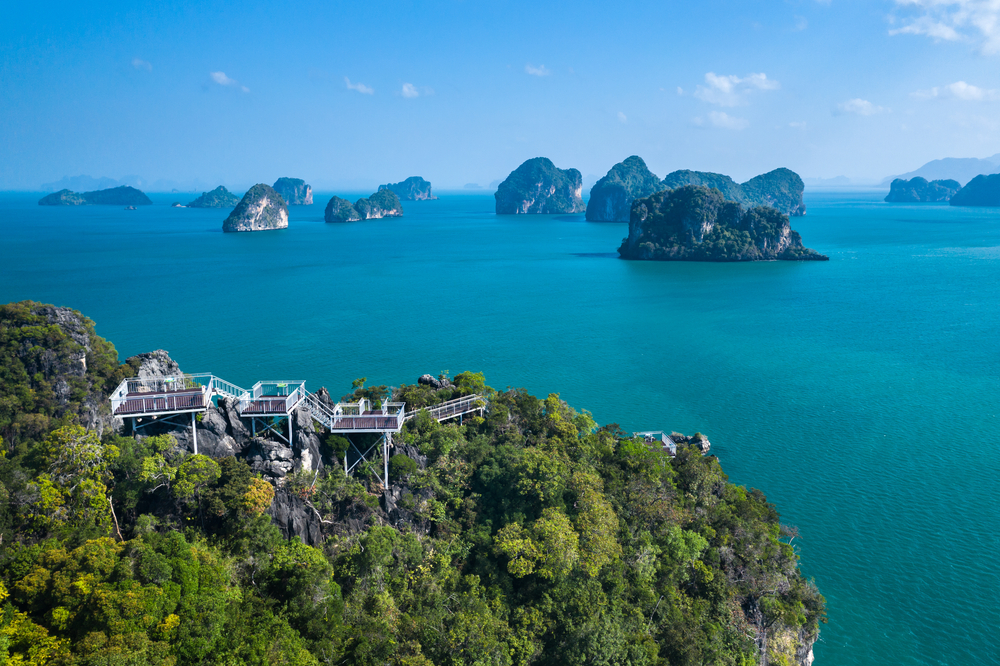 มุมสูงของจุดชมวิว 360 องศาบนยอดเขาเกาะห้อง เห็นบันไดทางเดิน ทะเลกว้าง และเกาะที่เรียงราย