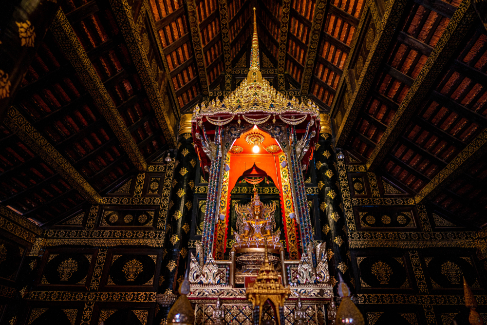 องค์หลวงพ่อทันใจ ประดิษฐานอย่างงดงามภายในวิหารไม้สักทอง ณ วัดพิพัฒน์มงคล สุโขทัย