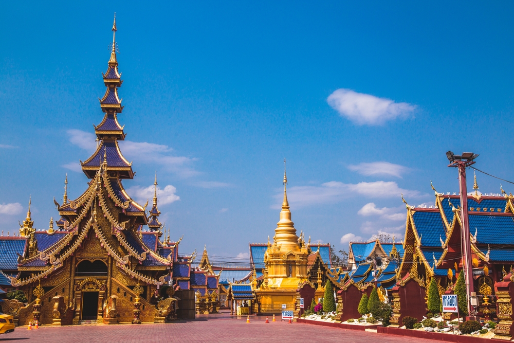 ทัศนียภาพอันงดงามของ วัดพิพัฒน์มงคล จังหวัดสุโขทัย เห็นพระบรมธาตุ ตั้งคู่กับกลุ่มวิหารสถาปัตยกรรมล้านนา
