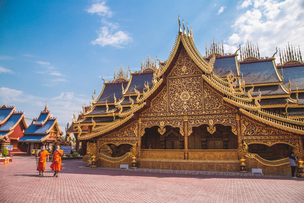 พระสงฆ์กำลังเดิน ณ วัดพิพัฒน์มงคล จังหวัดสุโขทัย
