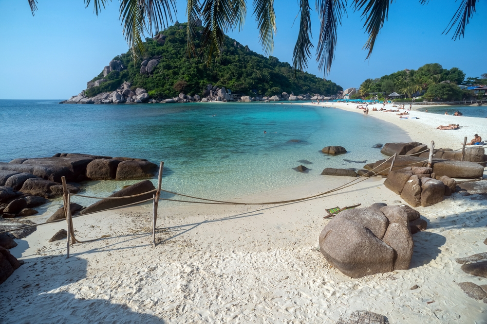 หาดทรายขาวละเอียดเชื่อมระหว่าง 3 เกาะ อีกหนึ่งเอกลักษณ์ของเกาะนางยวน สุราษฎร์ธานี