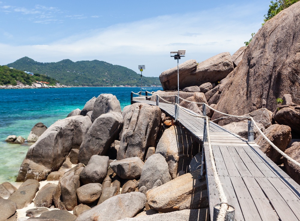 ทางเดินสะพานไม้เลียบโขดหิน จุดถ่ายรูปสวยบนเกาะนางยวน สุราษฎร์ธานี