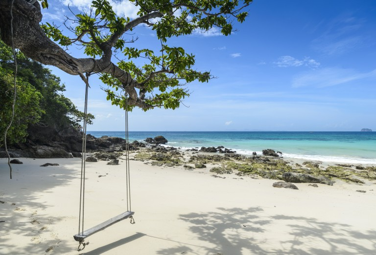 น้ำทะเลใสหาดทรายขาว เกาะไม้ท่อน ใกล้เกาะแก้วพิสดาร ภูเก็ต