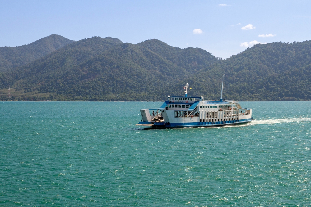 เรือเฟอร์รี่ท่าเรืออ่าวธรรมชาติกำลังแล่นข้ามฟาก พานักเดินทางมุ่งหน้าสู่เกาะช้าง จังหวัดตราด