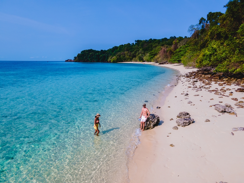 บรรยากาศเงียบสงบริมหาดพาราไดซ์ เกาะกระดาน แชมป์ชายหาดที่ดีที่สุดในโลก ปี 2023 จาก World Beach Guide และหนึ่งในเกาะที่สวยที่สุดในไทย