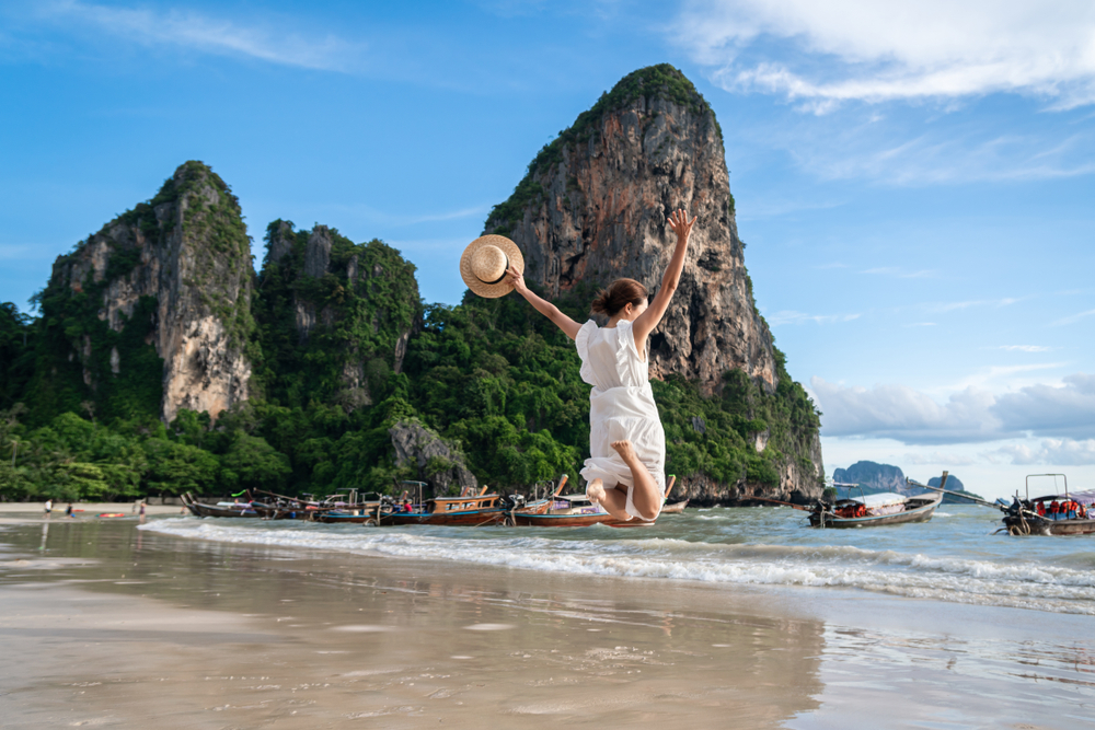 ผู้หญิงกระโดดริมหาดไร่เลย์ เที่ยวกระบี่ 3 วัน 2 คืน