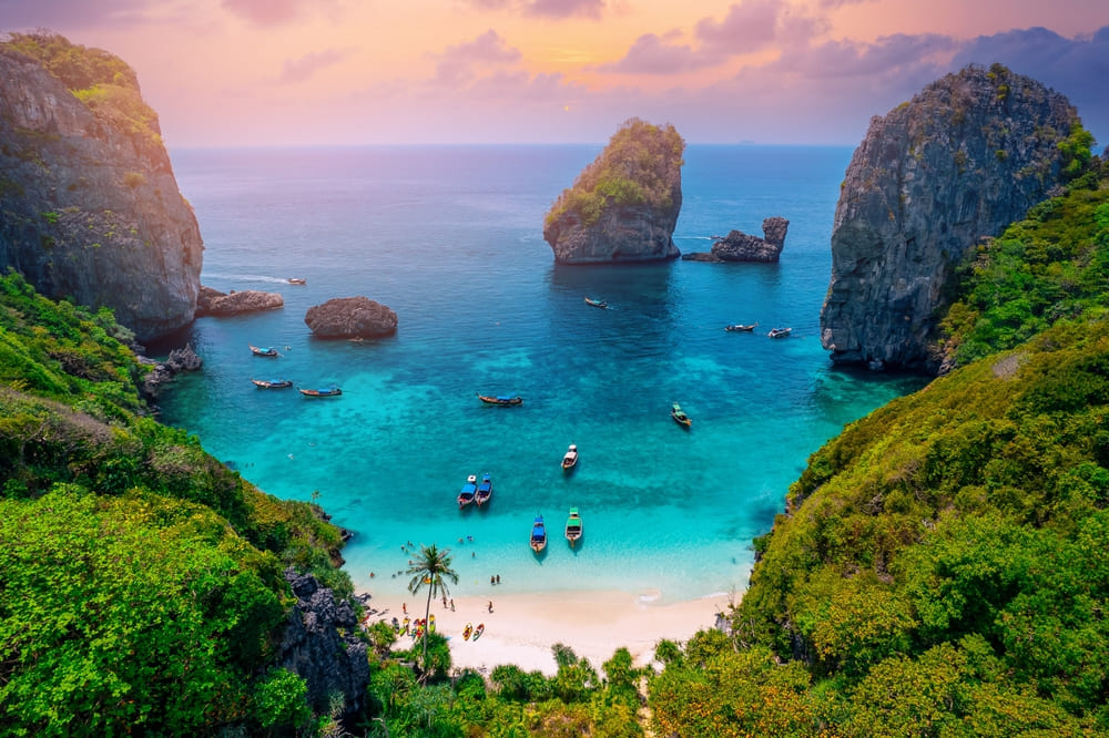 เรือหางยาวริมชายหาด ในช่วงฤดูน่าเที่ยวกระบี่ 3 วัน 2 คืน